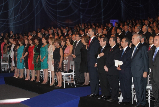 El Príncipe de Asturias durante la interpretación del Himno Nacional Panameño