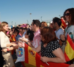 Doña Letizia saluda a los ciudadanos que acudieron a recibirla