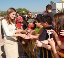 Doña Letizia saluda a unos niños que acudieron a recibirla
