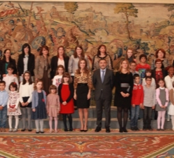 Fotografía de grupo de Doña Letizia con una representación del Centro de Educación Infantil y Primaria Bilingüe "Príncipe de Asturias" de Mó