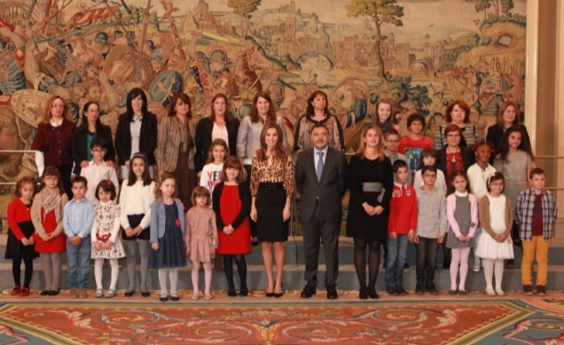Fotografía de grupo de Doña Letizia con una representación del Centro de Educación Infantil y Primaria Bilingüe "Príncipe de Asturias" de Móstoles