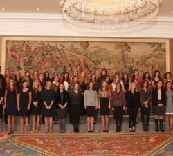 Fotografía de grupo de Su Alteza Real la Princesa de Asturias con una representación de la revista Telva