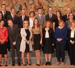 Fotografía de grupo de Doña Letizia con una representación de la Federación Española de Párkinson