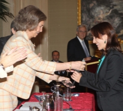 Su Majestad la Reina hace entrega del Premio a la Acción Magistral a Jenny Lorden, del CEIP Miquel Duran i Saurina de Inca
