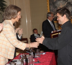 Doña Sofía hace entrega del Premio a la Acción Magistral a Camilo Cordón del IES Blas de Otero