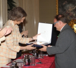 Doña Sofía hace entrega al director del CEIP Miquel Durán i Saurina de Inca, Pere Antoni Marcel, de la Placa de Honor de la Orden Civil de Alfonso X e