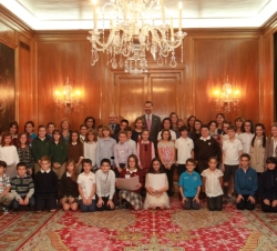 Los Príncipes de Asturias, con los componentes del "X Consejo Local de los Niños y Niñas de Oviedo"