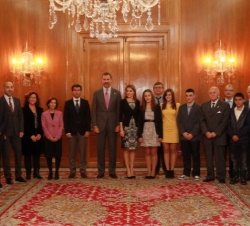 Don Felipe y Doña Letizia, con la representación del I.E.S. Jerónimo González de Sama de Langreo