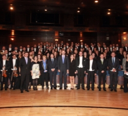 Sus Altezas Reales los Príncipes de Asturias, con las autoridades asistentes y los miembros de la Orquesta Sinfónica de Asturias y el coro de la Funda