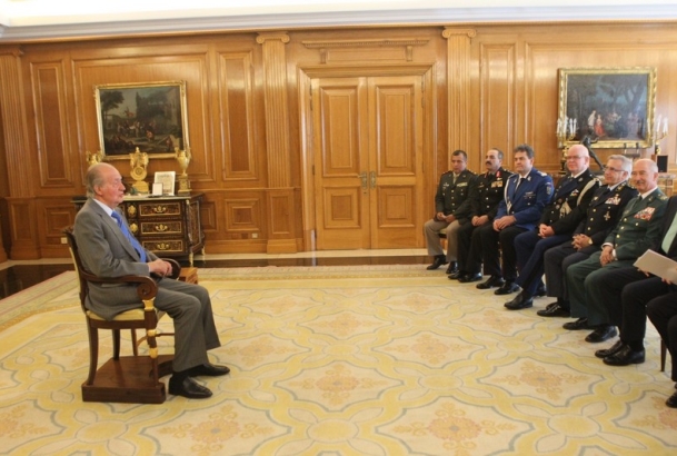 Don Juan Carlos conversa con los directores y comandantes generales de los cuerpos policiales, de naturaleza militar, que forman parte de la Asociació