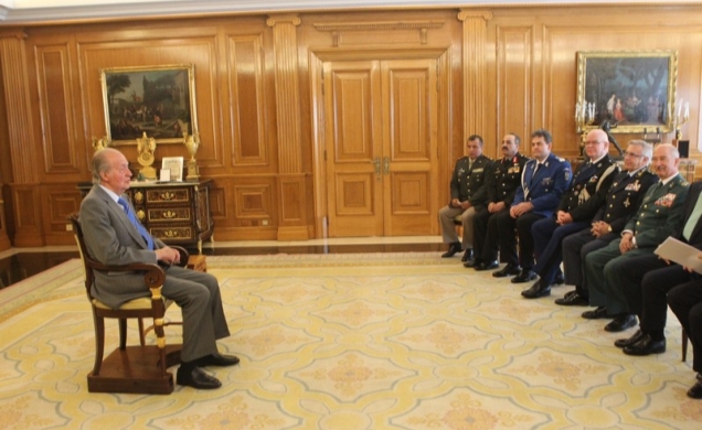 Don Juan Carlos conversa con los directores y comandantes generales de los cuerpos policiales, de naturaleza militar, que forman parte de la Asociació
