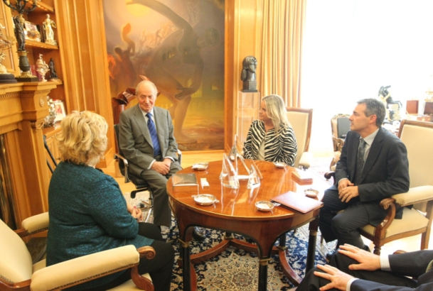 Don Juan Carlos acompañado por la presidenta, la vicepresidenta y el vicepresidente segundo de la Fundación Víctimas del Terrorismo, durante la audien