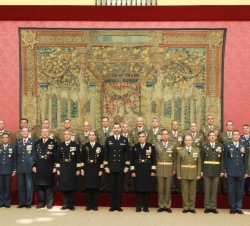 Su Alteza Real el Príncipe de Asturias acompañado por un grupo de coroneles y capitanes de navío