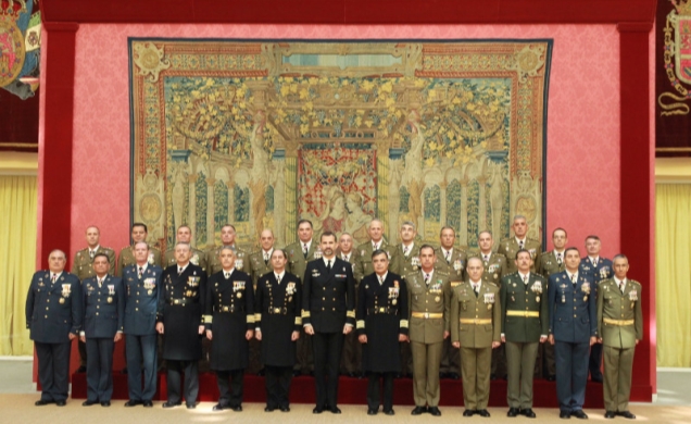 Su Alteza Real el Príncipe de Asturias acompañado por un grupo de coroneles y capitanes de navío