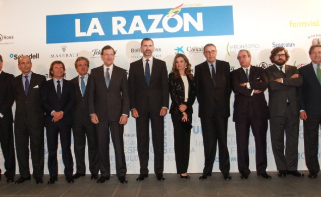 Los Príncipes de Asturias junto al Consejo de Administración del Diario "La Razón"