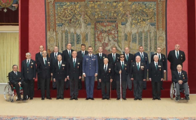 Don Felipe junto a una representación de la Comisión del Consejo Nacional de la Asociación Española de Militares y Guardias Civiles con Discapacidad (