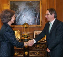 Doña Sofía recibe el saludo del presidente de la Agencia EFE, José Antonio Vera Gil