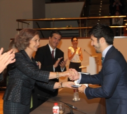 Doña Sofía entrega el primer Premio a José Carlos Naranjo, por su obra "El Camino"