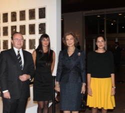 Doña Sofía y el presidente ejecutivo del Grupo BMW España y Portugal, acompañados por las ganadoras del premio BMW i, Esther Señor y Carmen Cifrián