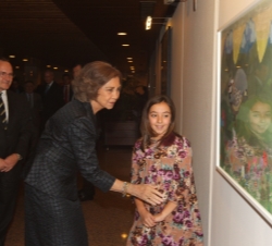 Su Majestad la Reina observa el cuadro de Marta Hernández Lorente, "La perdiz astuta"