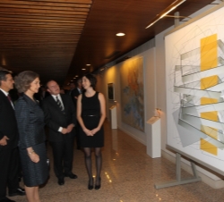 Su Majestad la Reina observa una obra durante su recorrido por la exposición