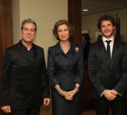 Su Majestad la Reina acompañada por el director y el solista de la Orquesta Sinfónica de Madrid, Andrés Salado y Juanjo Guillem, respectivamente