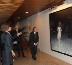 Su Majestad la Reina observa la obra "El Camino" del ganador del primer premio, José Carlos Naranjo
