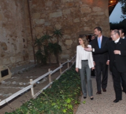 Los Príncipes de Asturias durante su visita al cementerio de la Misión de San Carlos Borromeo del río Carmel