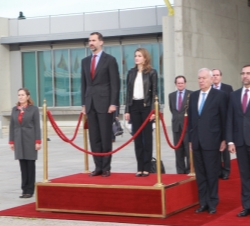 Los Príncipes de Asturias durante la interpretación del Himno Nacional antes de comenzar el Viaje Oficial a California y Florida