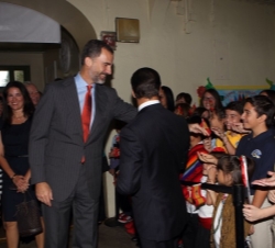 Don Felipe saluda a unos niños a su llegada a la Escuela K8 Coral Way de Miami