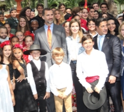 Sus Altezas Reales los Príncipes de Asturias con un grupo de alumnos de la Escuela K8 Coral Way de Miami