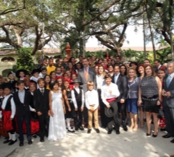 Sus Altezas Reales los Príncipes de Asturias con un grupo de alumnos de la Escuela K8 Coral Way de Miami