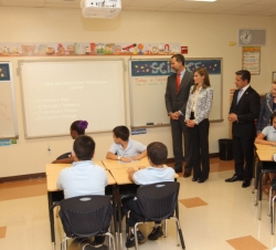 Don Felipe y Doña Letizia durante su recorrido por la Escuela a su paso por una de sus aulas