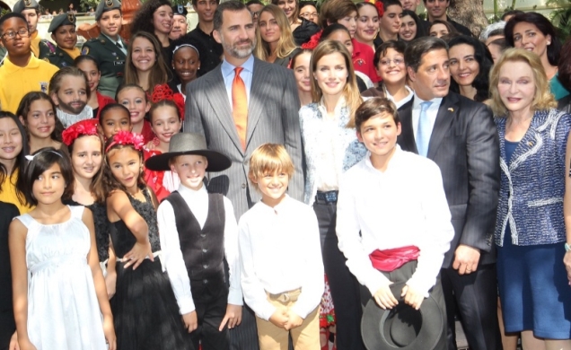 Sus Altezas Reales los Príncipes de Asturias con un grupo de alumnos de la Escuela K8 Coral Way de Miami