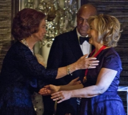 La Reina Doña Sofía entrega la Medalla a Hillary Clinton