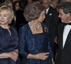 Doña Sofía conversa con Antonio Banderas y Hillary Clinton
