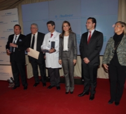Doña Letizia acompañada por los galardonados con las placas