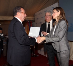 Doña Letizia entrega la placa de reconocimiento al Dr. Dan Leksell 