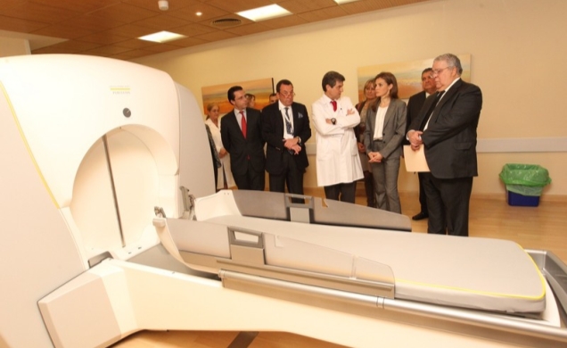 Su Alteza Real la Princesa de Asturias atiende las explicaciones de los doctores Leksell y Martínez, ante la máquina Gamma Knife