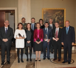 Fotografía de grupo junto a los premiados