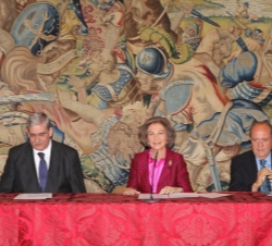 Su Majestad la Reina junto al delegado del Gobierno para el Plan Nacional sobre Drogas, Francisco de Asís Babín y el presidente de Cruz Roja, Juan Man