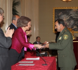 La Reina entrega el galardón de la edición iberoamericana concedido a la Policía Nacional de Colombia a Rodolfo Palomino, director de la Policía Nacio