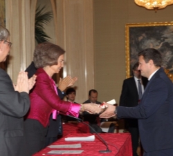 La Reina entrega el galardón a Jesús Molina, representante del GIBED