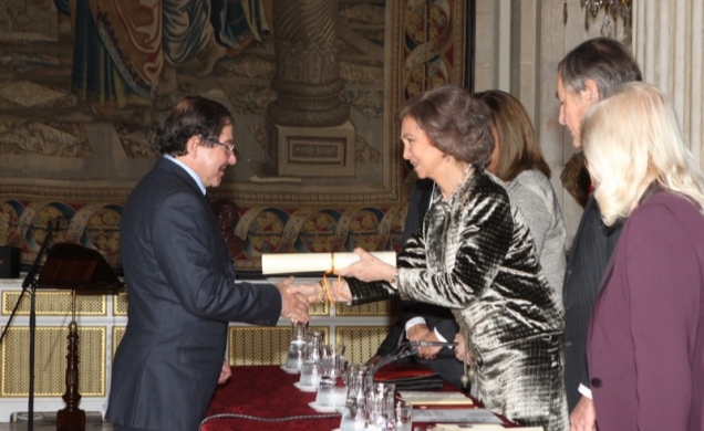Su Majestad la Reina entrega el premio al poeta portugués Nuno Júdice