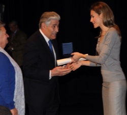 Su Alteza Real la Princesa de Asturias entrega el Premio Estatal al Voluntariado Social 2013 en modalidad colectiva al presidente de la Asociación Esp