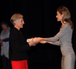 Doña Letizia hace entrega de la Mención Honorífica en modalidad colectiva de los Premios Estatales al Voluntariado 2013 a la presidenta de la Platafor