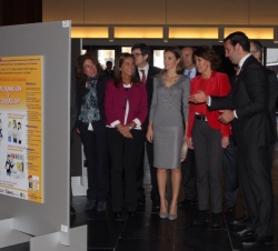 La Princesa de Asturias y las autoridades visitan la colección de posters de buenas prácticas de entidades de voluntariado