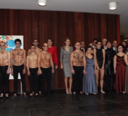 Doña Letizia y las autoridades asistentes, con el grupo de danza de la Fundación Atena, integrado por jóvenes con discapacidad, que actuó durante la i