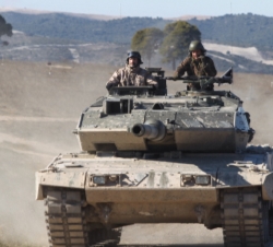 El Príncipe durante el desarrollo del ejercicio en el carro de combate "Leopardo"