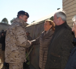 Don Felipe saluda a la presidenta del Gobierno de Aragón, Luisa Fernanda Rudi